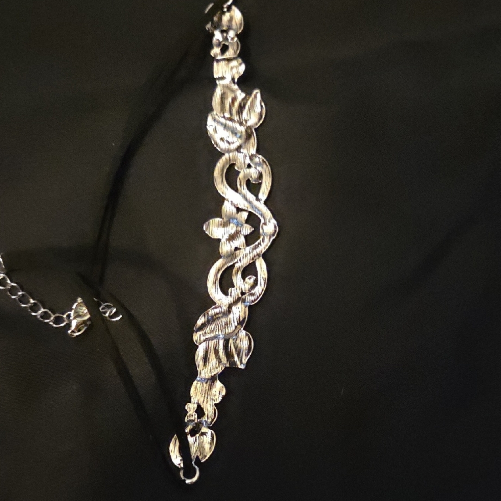 Elegant Silver Floral Choker Necklace - Picture 4 of 5